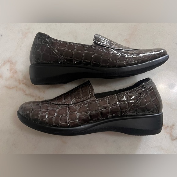 Clark’s Women’s Size 8 Croc Embossed Brown Patent Leather Comfort Loafers - Picture 1 of 6